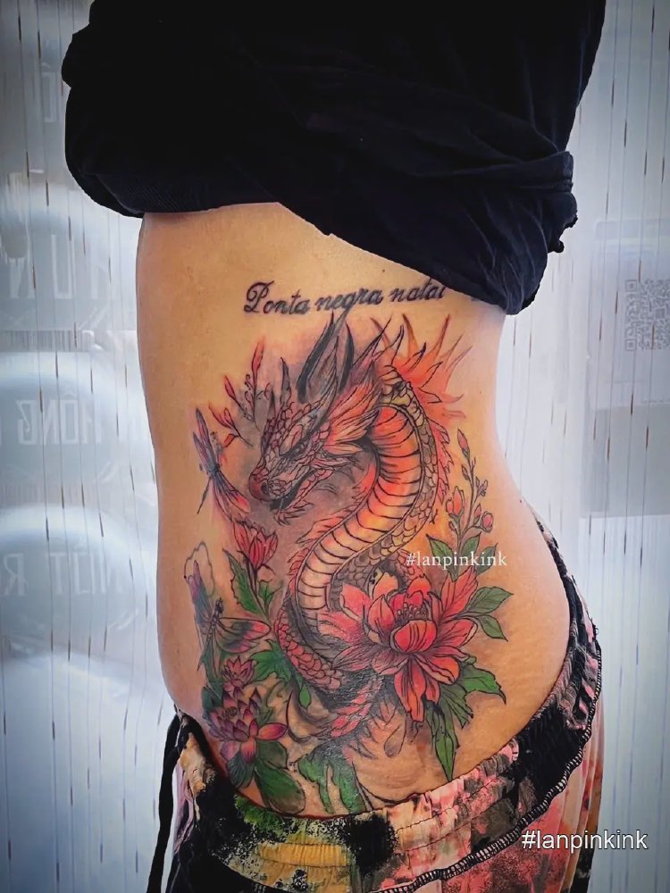 Hình xăm rồng kết hợp hoa mẫu đơn màu hồng phủ kín mạn sườn do Lan Pink Tattoo thực hiện
