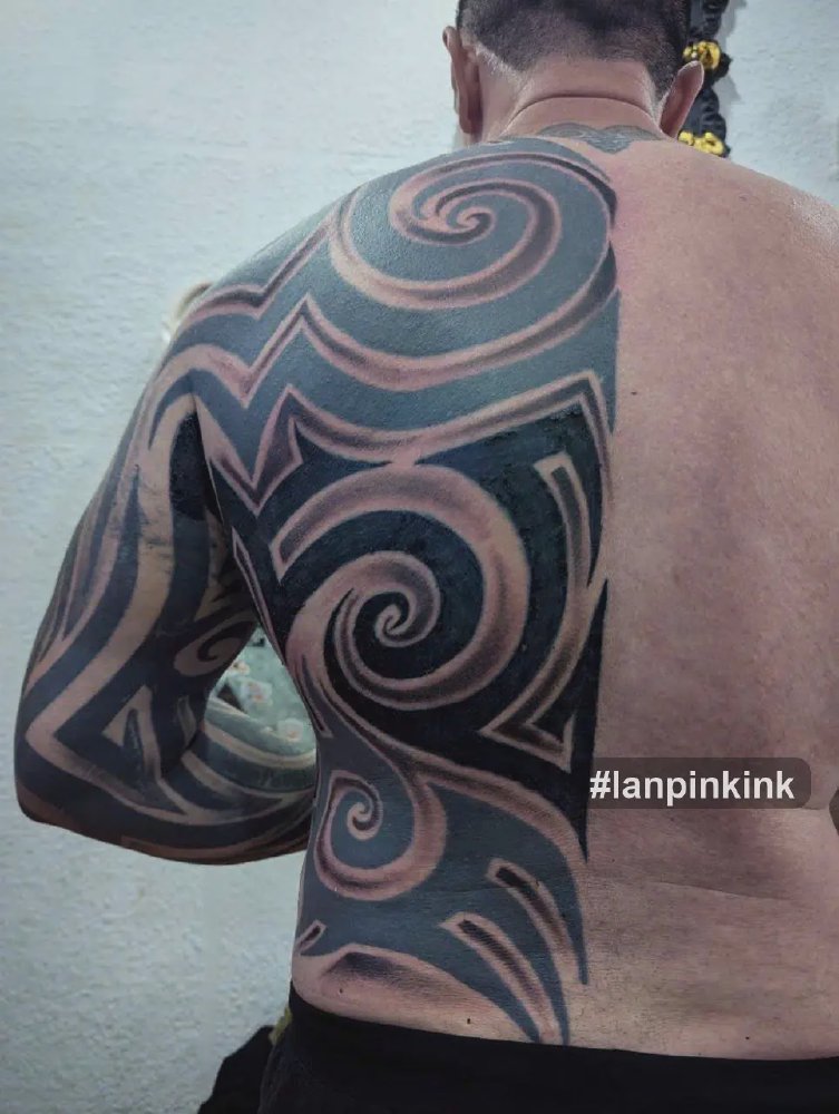 Phục hồi và tô lại hình xăm Maori cũ phủ tay, nửa thân trước và nửa thân sau cho khách nước ngoài tại Lan Pink Tattoo